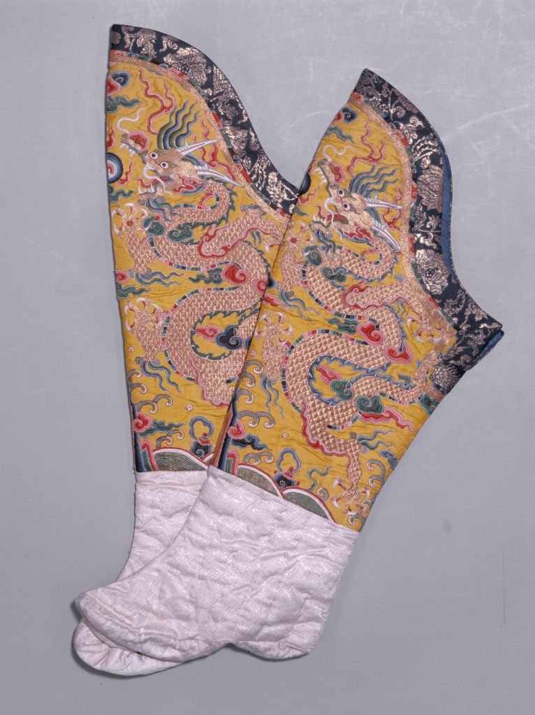 图片[1]-Bright yellow silk embroidered Yunlong cotton socks-China Archive